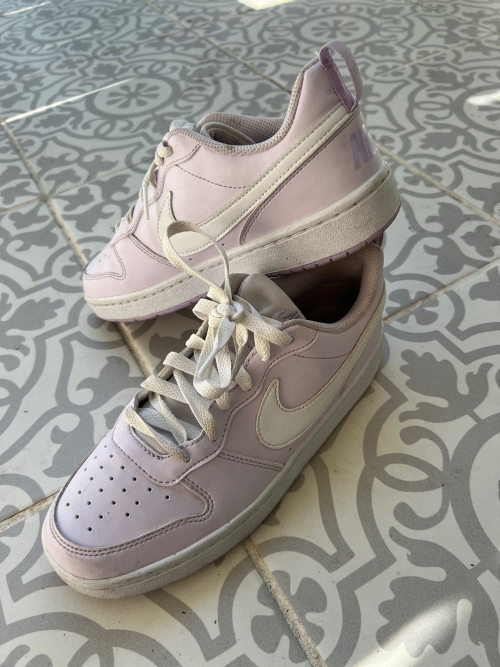 Nike Women’s court Borough low redraft style Sneakers pastel lilac and white US7